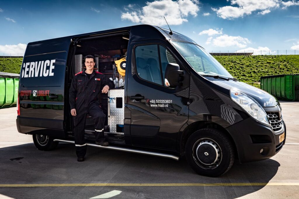 HIAB servisno vozilo i serviser – rezervni delovi i servis krana