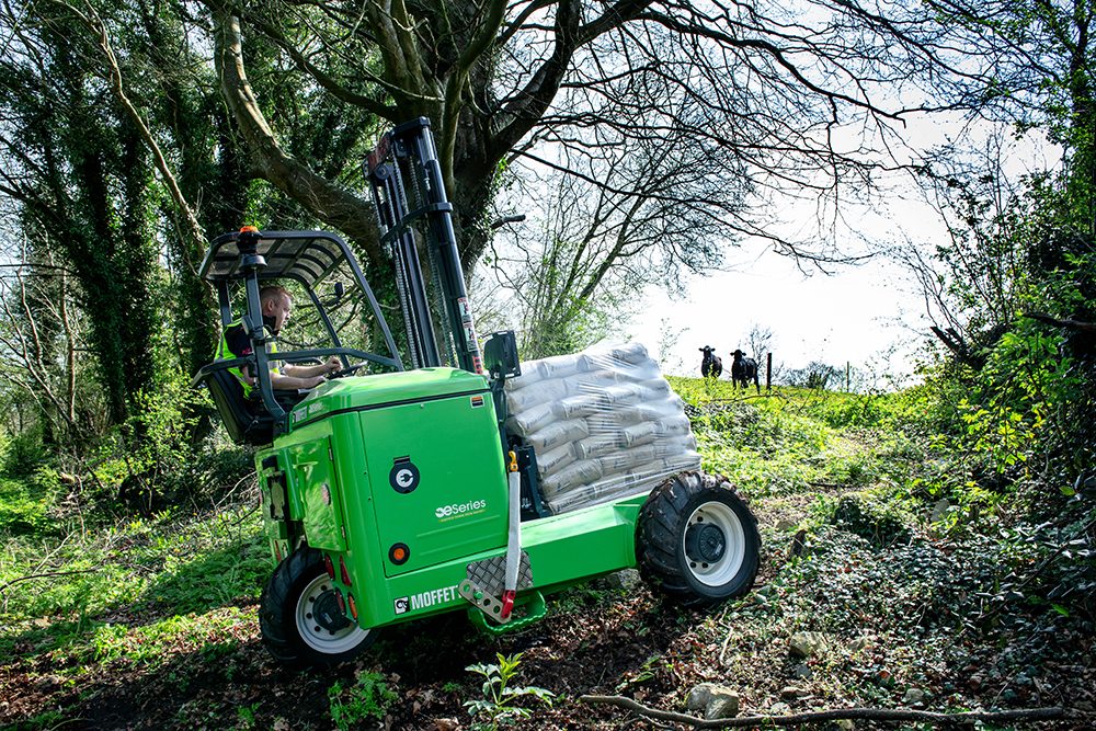 MOFFETT E5 NX električni viljuškar ugrađen na kamion - Image 2