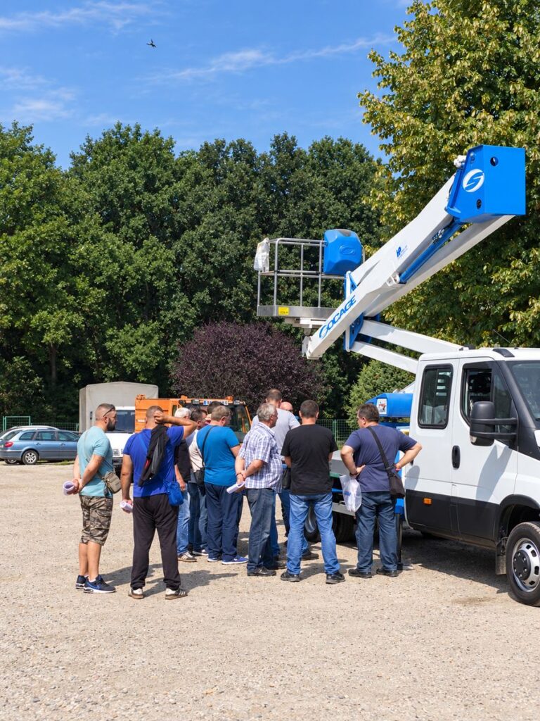 Grupa polaznika na praktičnoj obuci za rukovanje radnom platformom